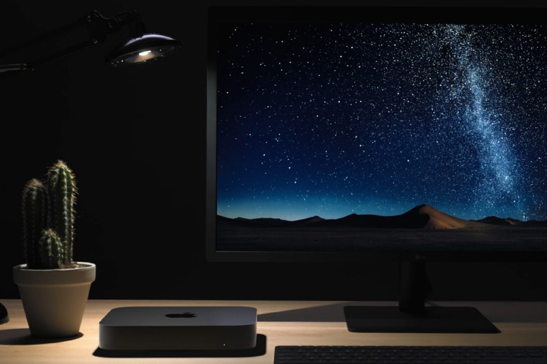 Mac Mini de color negro con una pantalla a un lado
