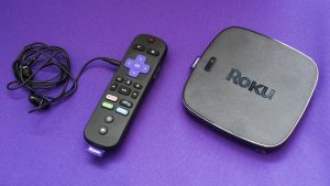 Control y dispositivo Roku en un fondo color morado
