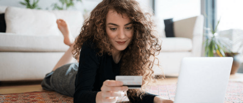 Mujer revisando su tarjeta de crédito