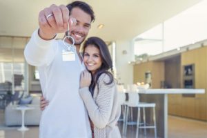 pareja compra nueva casa