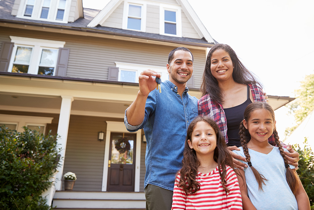 familia compra casa con hipoteca