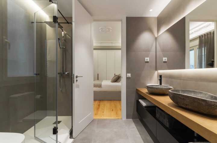 baño moderno y funcional en color gris