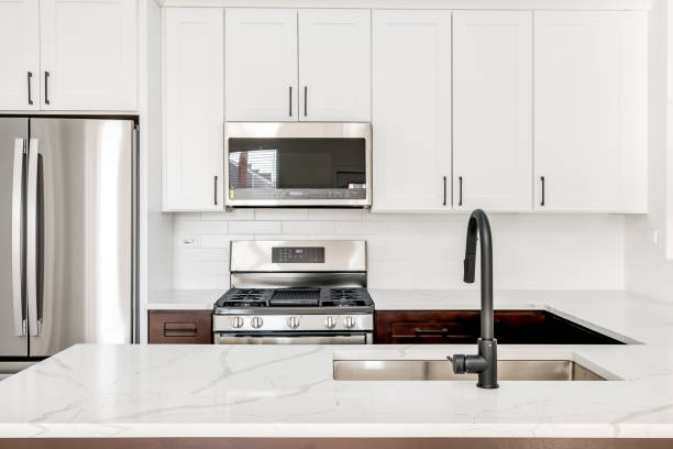 cocina blanca con fregadero de acero inoxidable